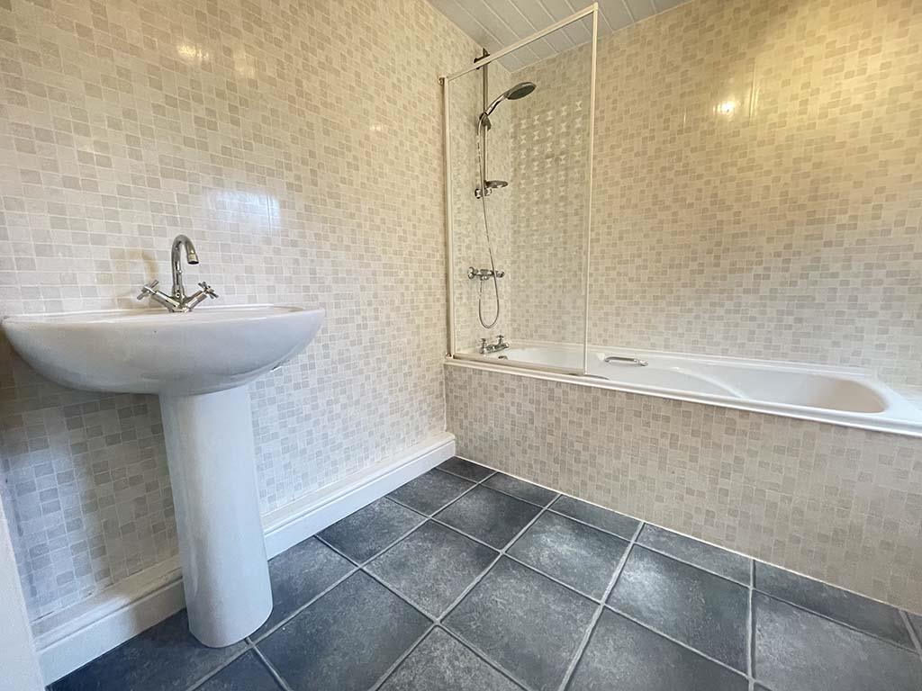 1 bedroom flat Let Agreed in Barnoldswick - Bathroom